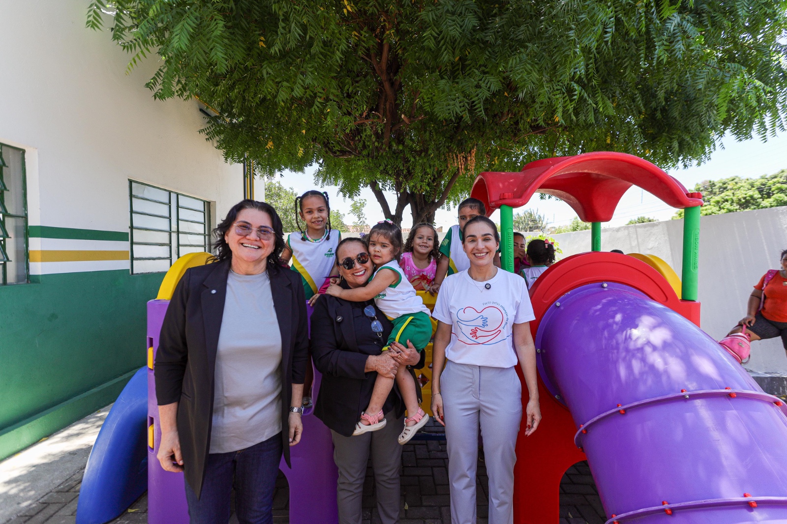Pacto pelas Crianças do Piauí realiza ação em Piripiri com a entrega de Kit Mobília Creche e óculos